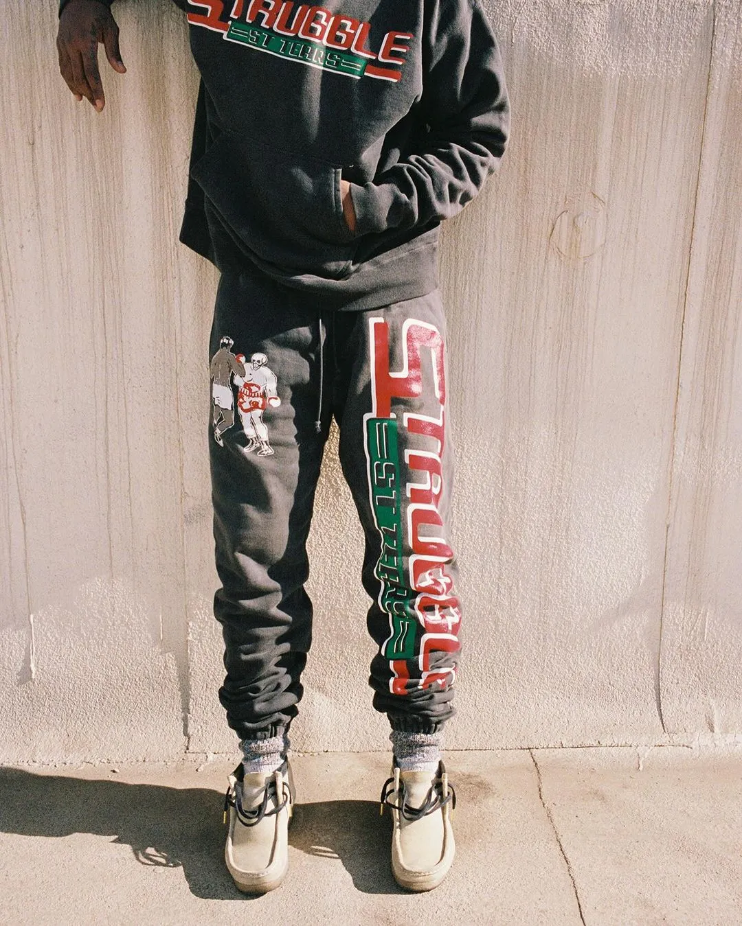 SAINT Mxxxxxx x DENIM TEARS STRUGGLE SWTPNTS/BLK DT co-branded boxing retro distressed sweatpants, washed black S-XL Assute dyeing, whole piece sprayed with horse fade, authentic grade crack printing, mold customization co-branded main mark/washed mark, factory four-needle six-thread workmanship, no bone seams, more comfortable to wear
